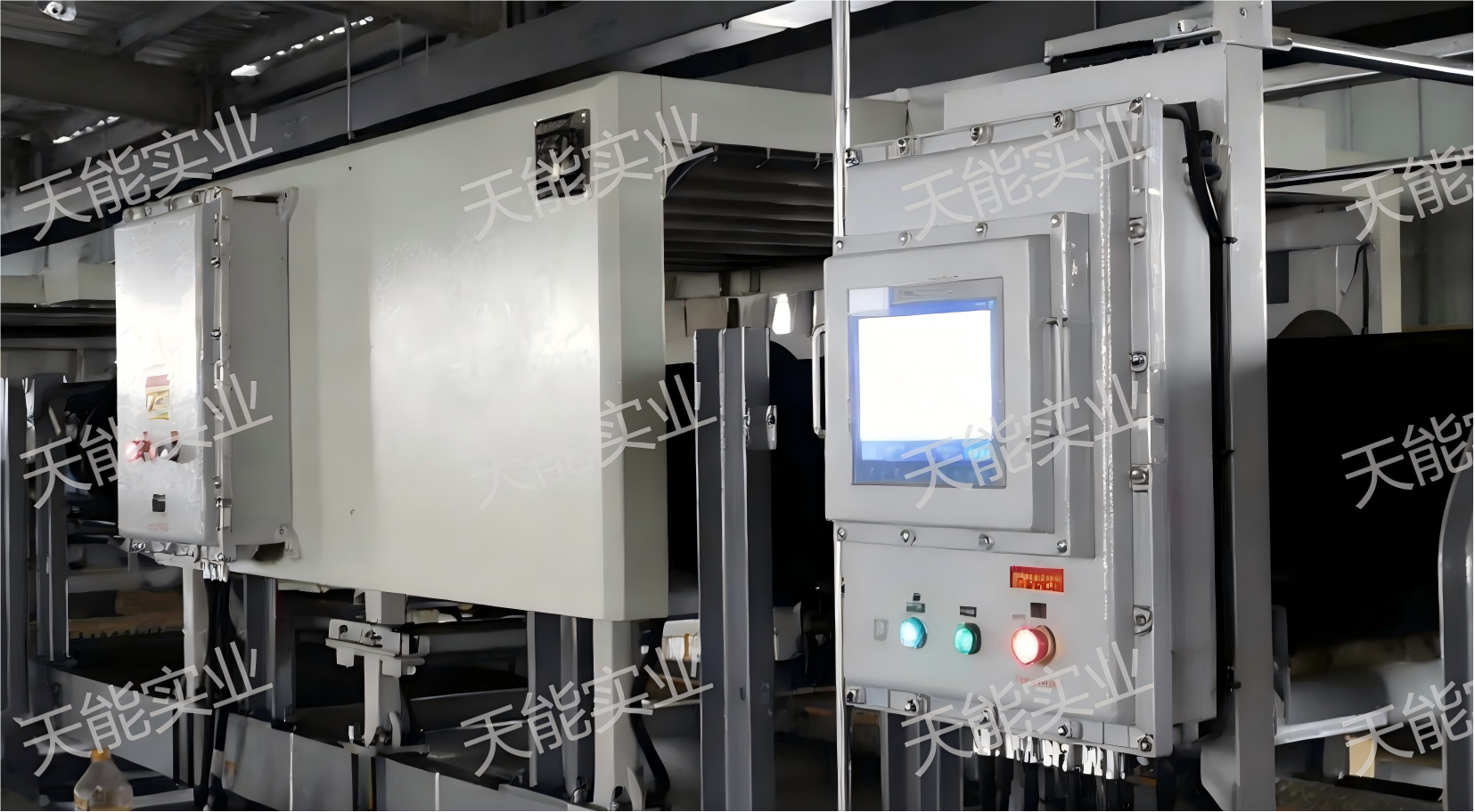 工业用灰分仪设备正面视图，银色金属外壳，数字显示屏，实验室背景